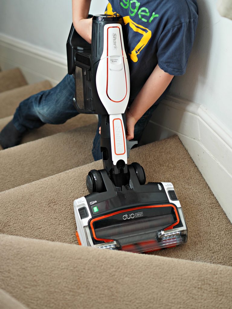 Shark Cordless Duo Clean IF250UK Vacuum Cleaner - cleaning the stairs 1